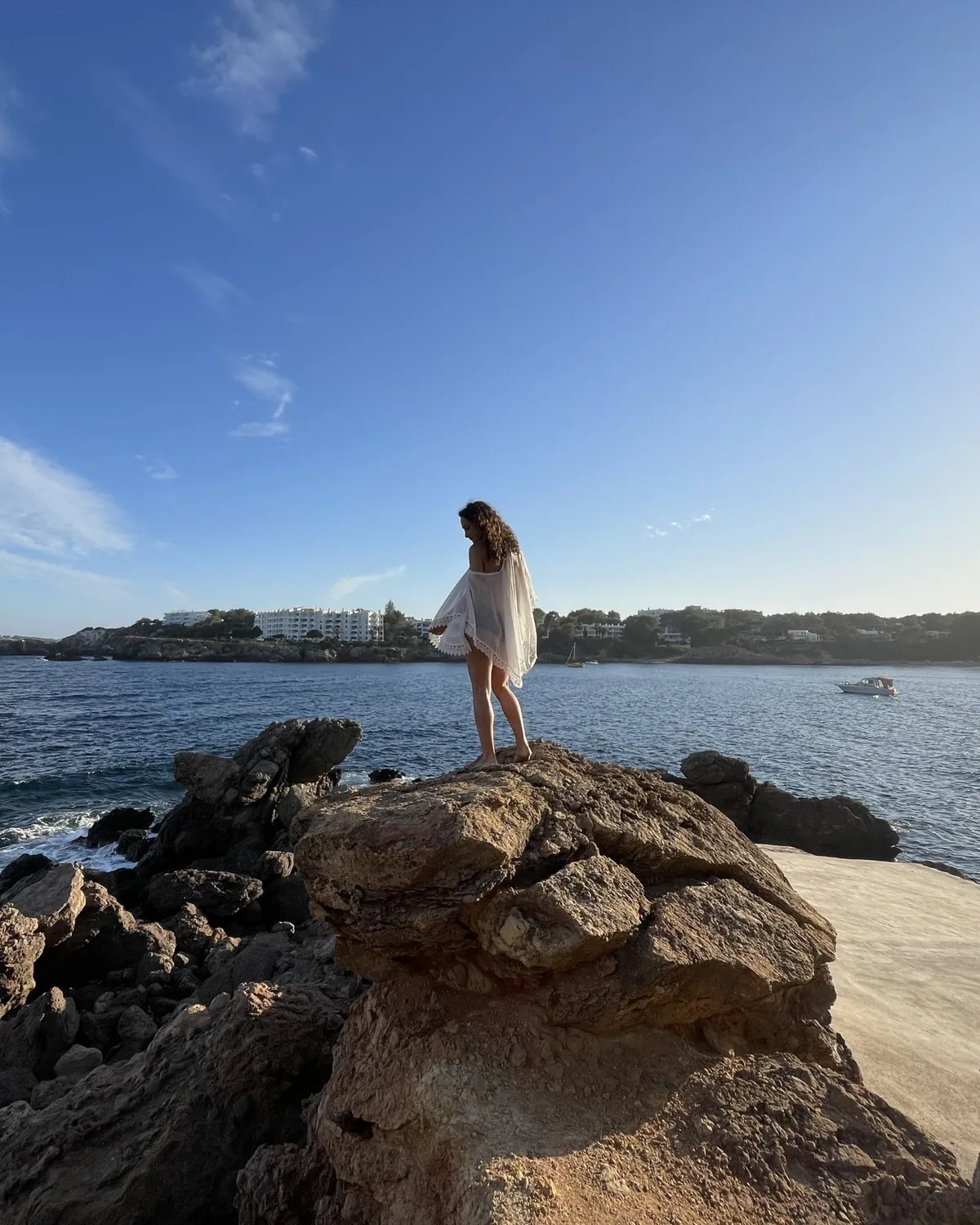 Arianna Fiorani sugli scogli di Ibiza