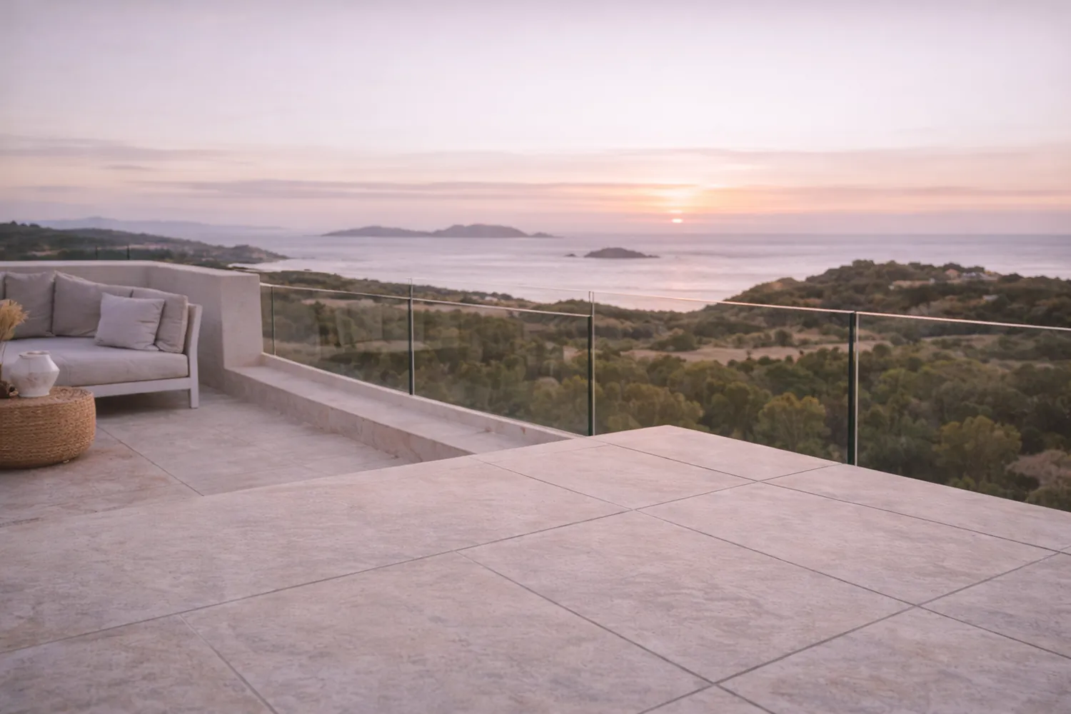 Una terrazza di Ibiza al tramonto, in attesa del prossimo progetto