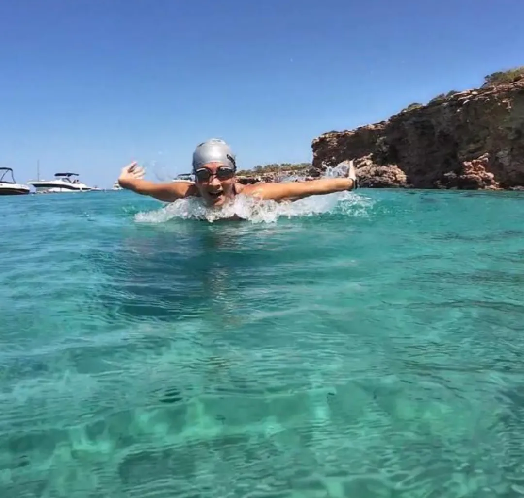 Arianna nuota a farfalla nel mare di Ibiza